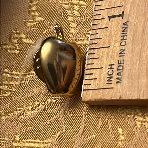 VINTAGE GOLD TONE APPLE LAPEL PIN - Picture 4 of 4